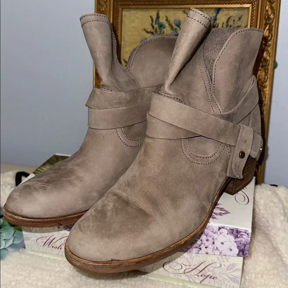 UGG 7.5 Elora Sahara Suede Ankle Block Heel Boots